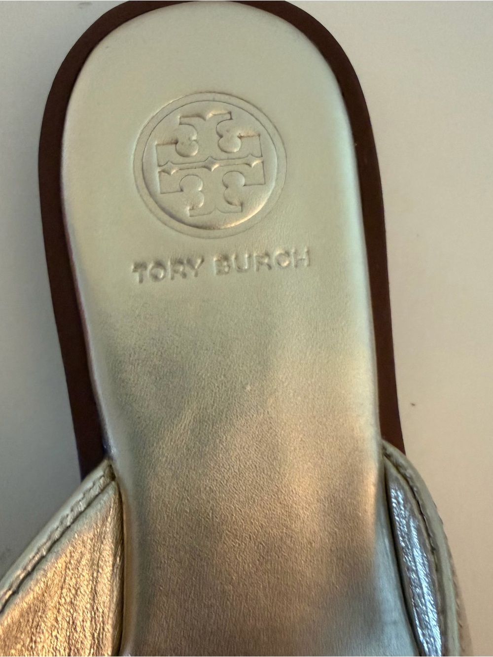 Tory Burch Benton Thong in Spark Gold Sandals. Sz. 6. - Picture 6 of 11